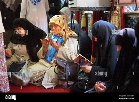 Eyup Sultan Mosque Women Praying In Tomb Of Eyup Sultan Ayyub Al