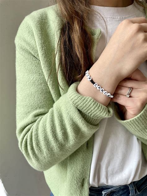 Støtt kreftforskning Kjøp Fuck Cancer armbånd i helsvart