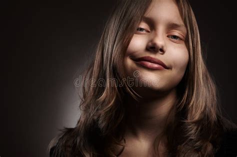 Retrato Da Menina Do Adolescente Do Beautifu Imagem De Stock Imagem