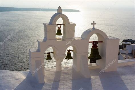 Arco Con Cruz Y Campanas De La Iglesia Tradicional Griega Blanca En El