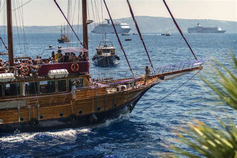 Santorini Grecja Czerwiec Turystyczni Statki W Schronieniu Na