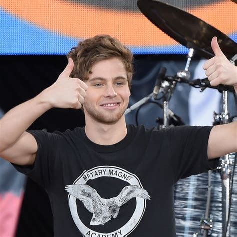 WATCH Seconds Of Summer Perform Their HUGE New Song Shes Kinda Hot