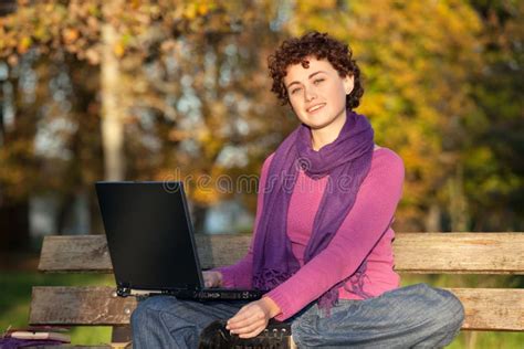 Jeune Femme S Asseyant Sur Le Banc De Stationnement Photo Stock Image