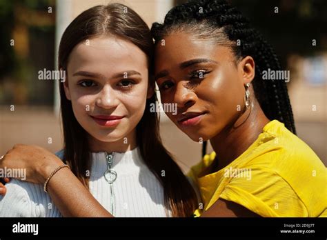 Gros Plan Sur Les Visages De La Jeune Fille Blanche De Race Blanche Et