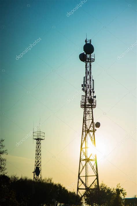 Torre Transmisora De Radio G Con Antenas Para Cobertura De