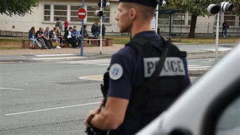 Attaque Au Couteau Dans Un Lycée Un Enseignant Tué Et Plusieurs