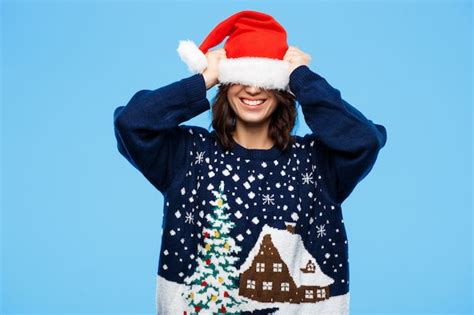 Jovem menina morena linda camisola de malha e chapéu de Natal sorrindo