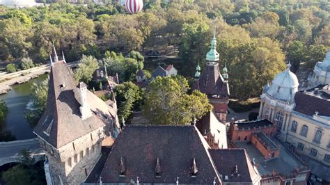 Vídeo de arquivo Premium Voo de drone sobre o icônico castelo de