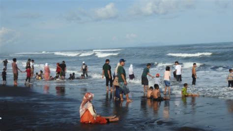 Libur Lebaran Wisata Pantai Watu Pecak Mulai Dipadati Wisatawan