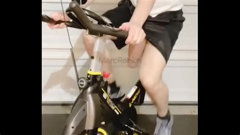Balade à vélo sur un coq géant XVIDEOS