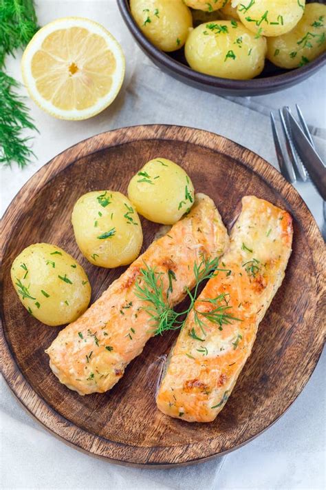 Salmones Cocidos En Salsa Cremosa Con La Patata Hervida Joven Rematada