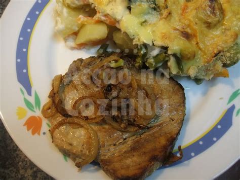 Acção Na Cozinha Atum De Cebolada Com Gratinado De Batata E Legumes