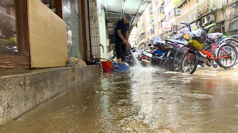 雙北暴雨狂炸 信義區汪洋一片 路上湧泉兩樓高