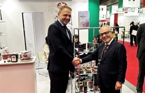 Il Ministro Lollobrigida Allo Stand Abruzzo Al Foodex Japan