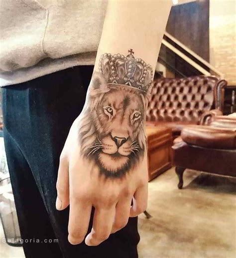 imagen de un tatuaje de león para mujer Lion Hand Tattoo Men Hand