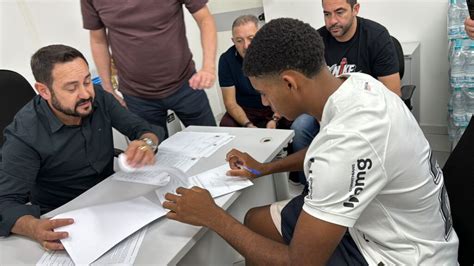 Corinthians estipula multa milionária e renova contrato de Gui Negão