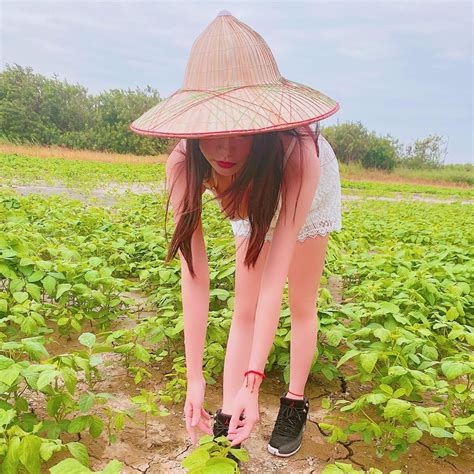 Đăng ảnh ngồi trồng rau giữa trưa nắng nàng hot girl bị ném đá thậm tệ cho rằng giả tạo dàn