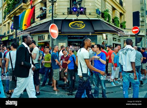 Groupe d hommes buvant dans un bar gay français Banque de photographies et dimages à haute