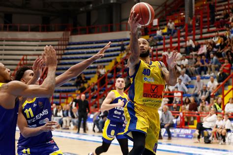 Bm On Lba Scafati Contro La Tezenis Il Primo Sorriso In Campionato