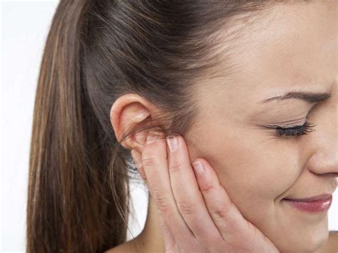 8 Natural Ways To Treat Itchy Ears - Remedies Lore