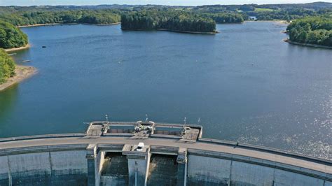 Le Lac Et Son Barrage Saint Etienne Cantalès