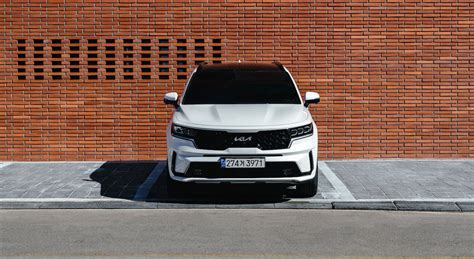 The front view of the Kia SORENTO during broad daylight. · Free Stock Photo