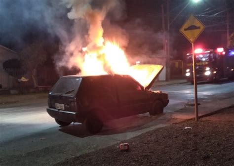 Fiat Uno é destruído por incêndio na Rua Rio da Paz próximo ao