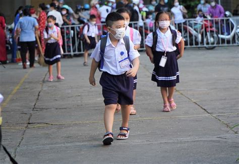 Học sinh mếu máo khóc trong ngày đầu tiên đi học trở lại