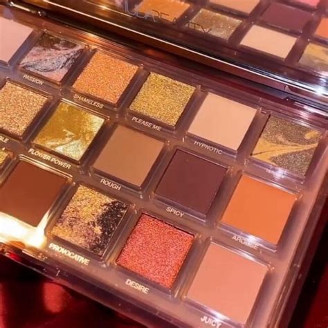 Новая палетка теней для век Huda Beauty Naughty Nude Eyeshadow Palette Holiday BEAUTYNEWS RU