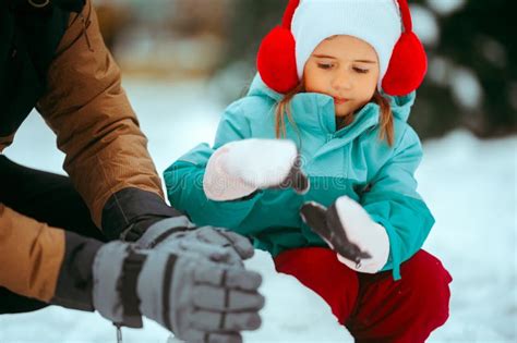 Pai E Filha Brincando Na Neve Fazendo Um Boneco De Neve Foto De Stock