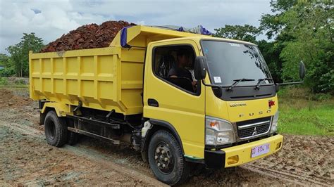 Dump Truk Fuso CANTER Beraksi Bongkar Muatan Full Bak YouTube