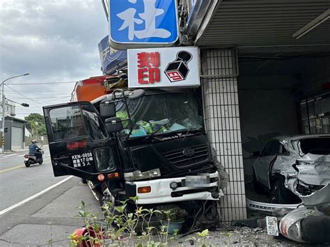 轟！彰化驚傳大貨車撞進民宅 司機一度受困幸運僅受輕傷 社會 自由時報電子報