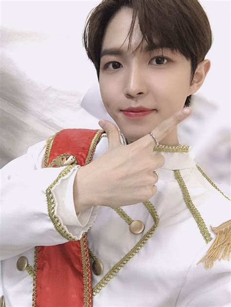 Gagah Banget Ini Potret Kim Jaehwan Pakai Kostum Pangeran Di Gda