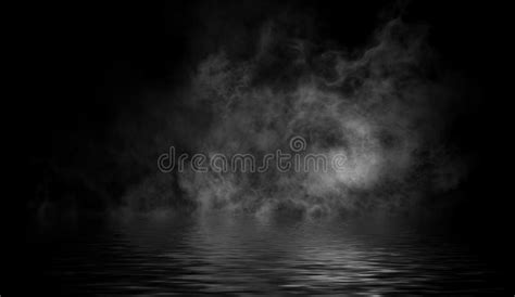 Humo Con La Reflexi N En Agua La Textura De La Niebla Del Misterio