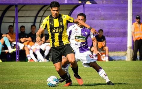 Fénix 0 1 Peñarol Con Gol De Arezo El Aurinegro Cortó La Racha Negativa Y Aguirre Sumó Su