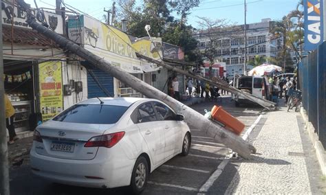 Dois postes tombam após fio solto ficar preso em caminhão em Cabo Frio