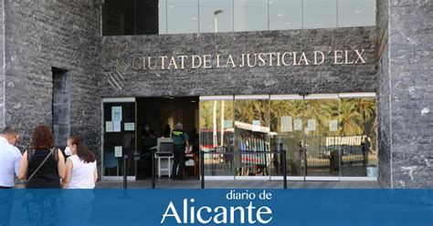 Un Tribunal Popular Juzga A Un Hombre Acusado De Matar A Su Expareja De