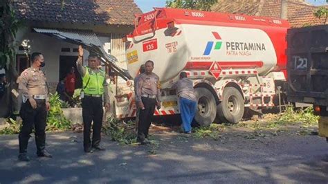 Diduga Sopir Mengantuk Truk Tangki Pertamina Tabrak Pohon Dan Rumah Di