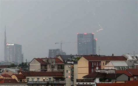 Milano Fulmine Colpisce Il Palazzo Della Regione Lombardia Durante Il