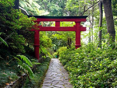 Porte japonaise Torii et le chemin de pierre dans le jardin zen image ...