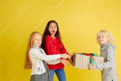 Dar Y Recibir Regalos En Las Vacaciones De Navidad Grupo De Niños