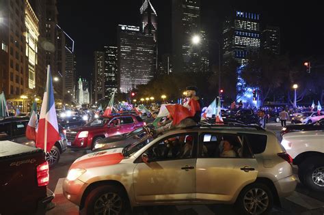 Chicagoans Caravan Downtown To Celebrate Mexican Independence Day