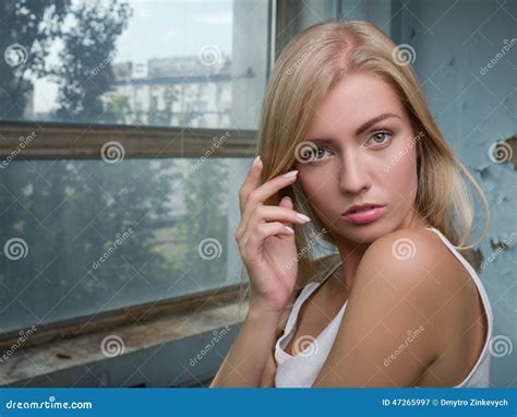 Het Mooie Blonde Meisje Drukt Verschillende Emoties Uit Stock Afbeelding Image Of Samengesteld