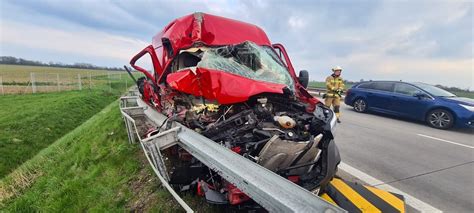 Wypadek Na Autostradzie A Bus Wbi Si W Naczep Ci Ar Wki Powsta