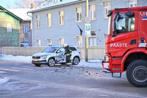 Fotod Tartus Põrkasid Kokku Kaks Autot