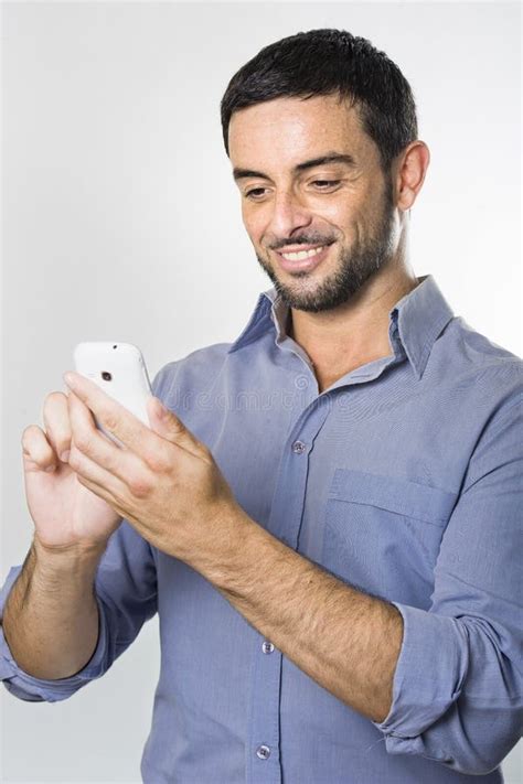 Hombre Joven Que Manda Un SMS En El Teléfono Móvil Imagen de archivo