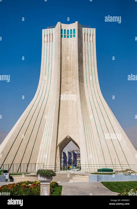 Torre Azadi Anteriormente Conocida Como La Torre De Shahyad Situado