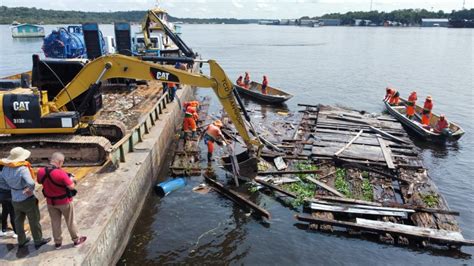 Começa a retirada de flutuantes abandonados no rio Tarumã Açu por