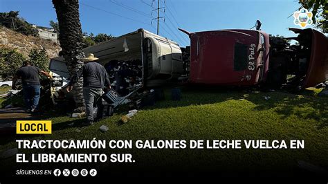 Tractocamión con galones de leche vuelca en el Libramiento Sur