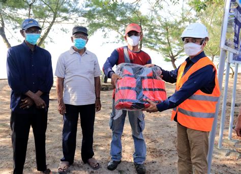 Nelayan Di Kecamatan Kundur Barat Terima Bantuan Life Jacket Dari Pt